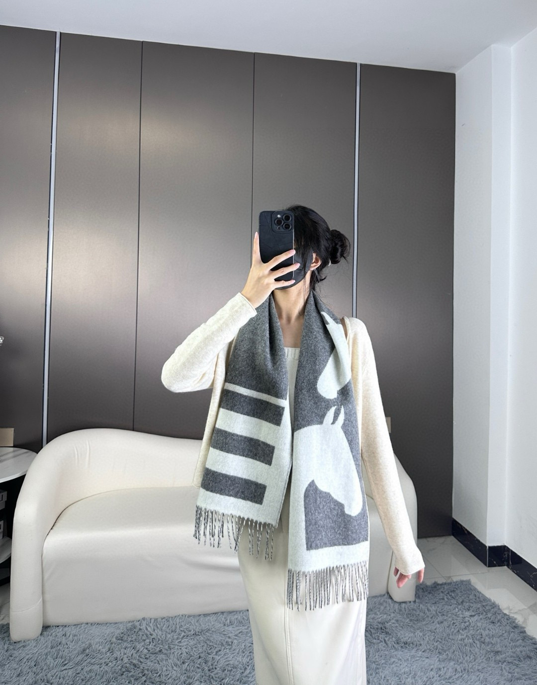 NO:581215,Popular items have arrived!  AIS.H Compact cashmere scarf (cashmere). The horse is integrated into the design of 'Is this a Love story!', unfolding an intimate whisper. Made in the UK. Size 30 x 140 cm high version scarf, high version scarf19860909爆款到款！爱仕.H 小巧的山羊绒围巾（山羊绒）. 骏马融入“Is this a Love story! ”设计,展开亲密私语. 英国制造. 尺寸30 x 140厘米高版本围巾,高版本围巾,scarf