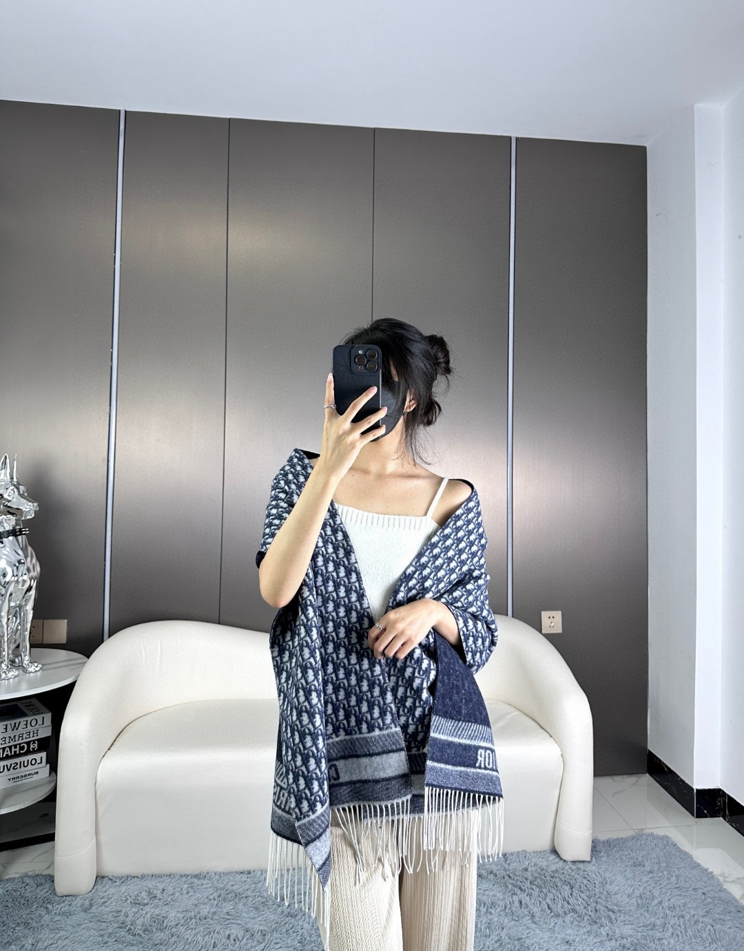 NO:603368,High version Dior's latest style · This Oblique print scarf reinterprets Dior's iconic logo with a contemporary spirit. Crafted from navy blue cashmere, the design is reversible, with one side in solid color and the other embellished with Dior's signature Oblique print. Long style, decorated with contrasting tonal 'CHRISTIAN DIOR' signature jacquard strips and fringed trim, it can be worn around the neck or draped over the shoulders. Gray Oblique print Reversible design, gray and Oblique  Printed 'CHRISTIAN DIOR' signature strip pattern Tassel decoration Cashmere Made in Italy high version scarf, high version scarf, dior19860909高版本 Dior最新款 · 这款 Oblique 印花围巾重新诠释 Dior 经典标识,彰显现代精神.采用海军蓝色山羊绒精心制作,双面设计,一面采用纯色,另一面饰以 Dior 经典的 Oblique 印花.长款设计,饰以对比鲜明的同色调“CHRISTIAN DIOR”标志提花条形图案和流苏饰边,可围在颈部或披在肩部. 灰色 Oblique 印花 双面设计,灰色和 Oblique 印花 “CHRISTIAN DIOR”标志条形图案 流苏装饰 山羊绒 意大利制造高版本围巾,高版本围巾,dior,scarf