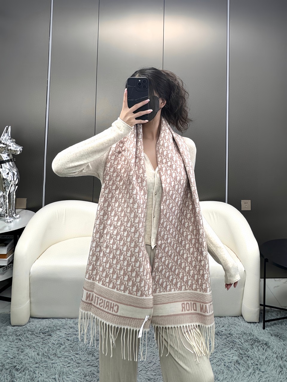 NO:603363,Dior's latest colors are available on delivery · This Oblique print scarf reinterprets Dior's iconic logo with a modern spirit. Crafted from rose pink cashmere, it is reversible, with one side in solid color and the other embellished with Dior's signature Oblique print. The long design features contrasting tonal 'CHRISTIAN DIOR' signature jacquard strips and fringed trim, and can be worn around the neck or draped over the shoulders. Gray Oblique print Reversible design in rose pink and  Off-white Oblique print 'CHRISTIAN DIOR' signature strip pattern Tassel decoration Cashmere Made in Italy high version scarf, high version scarf, dior19860909Dior最新颜色到付 · 这款 Oblique 印花围巾重新诠释 Dior 经典标识,彰显现代精神.采用玫瑰粉花山羊绒精心制作,双面设计,一面采用纯色,另一面饰以 Dior 经典的 Oblique 印花.长款设计,饰以对比鲜明的同色调“CHRISTIAN DIOR”标志提花条形图案和流苏饰边,可围在颈部或披在肩部. 灰色 Oblique 印花 双面设计,玫瑰粉色和 米白色Oblique 印花 “CHRISTIAN DIOR”标志条形图案 流苏装饰 山羊绒 意大利制造高版本围巾,高版本围巾,dior,scarf