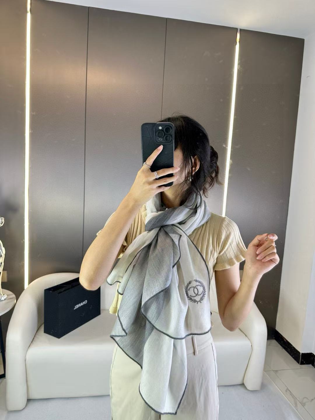 NO:542392,CHANEL2025 new model is here, and it is recommended!  !  !  High-end, comfortable and fashionable temperament. Chanel's soft scarf that touches the heart, colors and temperament that cannot be imitated!  !  !  There will also be a very beautiful special ripple texture under the light and shadow of the scarf!  Generally, factories cannot make such a model. It is the best among cashmeres. It is the product pursued by successful people. I will give you full marks on the color!  !  !  It has a bit of unique fairy spirit, feminine temperament, elegant colors, but not overly enchanting!  Size specifications 100.200.cm cashmere scarf high-version scarf, high-version scarf, chanel, chanel19860909CHANEL2025新款到,重点推荐！！！高级舒适时髦气质.香奈儿这款触动内心的柔美围巾,无法模仿的颜色和气质！！！围巾光影下还会有非常漂亮的特殊波纹肌理！一般工厂做不出这样的款,属于羊绒中的佼佼者,成功人士追求的品,颜色我给满分！！！有点独有的仙气,女性气质,颜色淡雅,不过分妖娆！尺寸规格100.200.cm羊绒围巾高版本围巾,高版本围巾,chanel,chanel,scarf