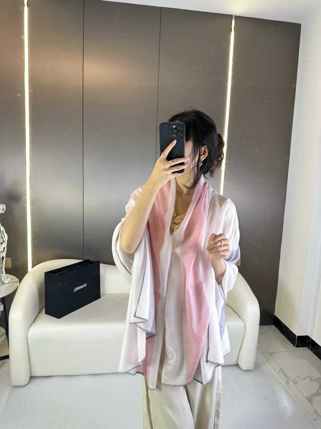 NO:580916,CHANEL2025 new model has arrived, highly recommended!  !  !  High-end comfort and fashionable temperament. Chanel's soft scarf touches the heart, with inimitable color and temperament!  !  !  The scarf will also have a very beautiful special ripple texture under the light and shadow!  Most factories can't make such a model. It is the best among cashmere and the product that successful people pursue. I give full marks for the color!  !  !  It has a unique fairy spirit, feminine temperament, elegant color, but not too enchanting!  Size specification 100.200.cm cashmere scarf high version scarf, high version scarf, chanel, chanel19860909CHANEL2025新款到,重点推荐！！！高级舒适时髦气质.香奈儿这款触动内心的柔美围巾,无法模仿的颜色和气质！！！围巾光影下还会有非常漂亮的特殊波纹肌理！一般工厂做不出这样的款,属于羊绒中的佼佼者,成功人士追求的品,颜色我给满分！！！有点独有的仙气,女性气质,颜色淡雅,不过分妖娆！尺寸规格100.200.cm羊绒围巾高版本围巾,高版本围巾,chanel,chanel,scarf