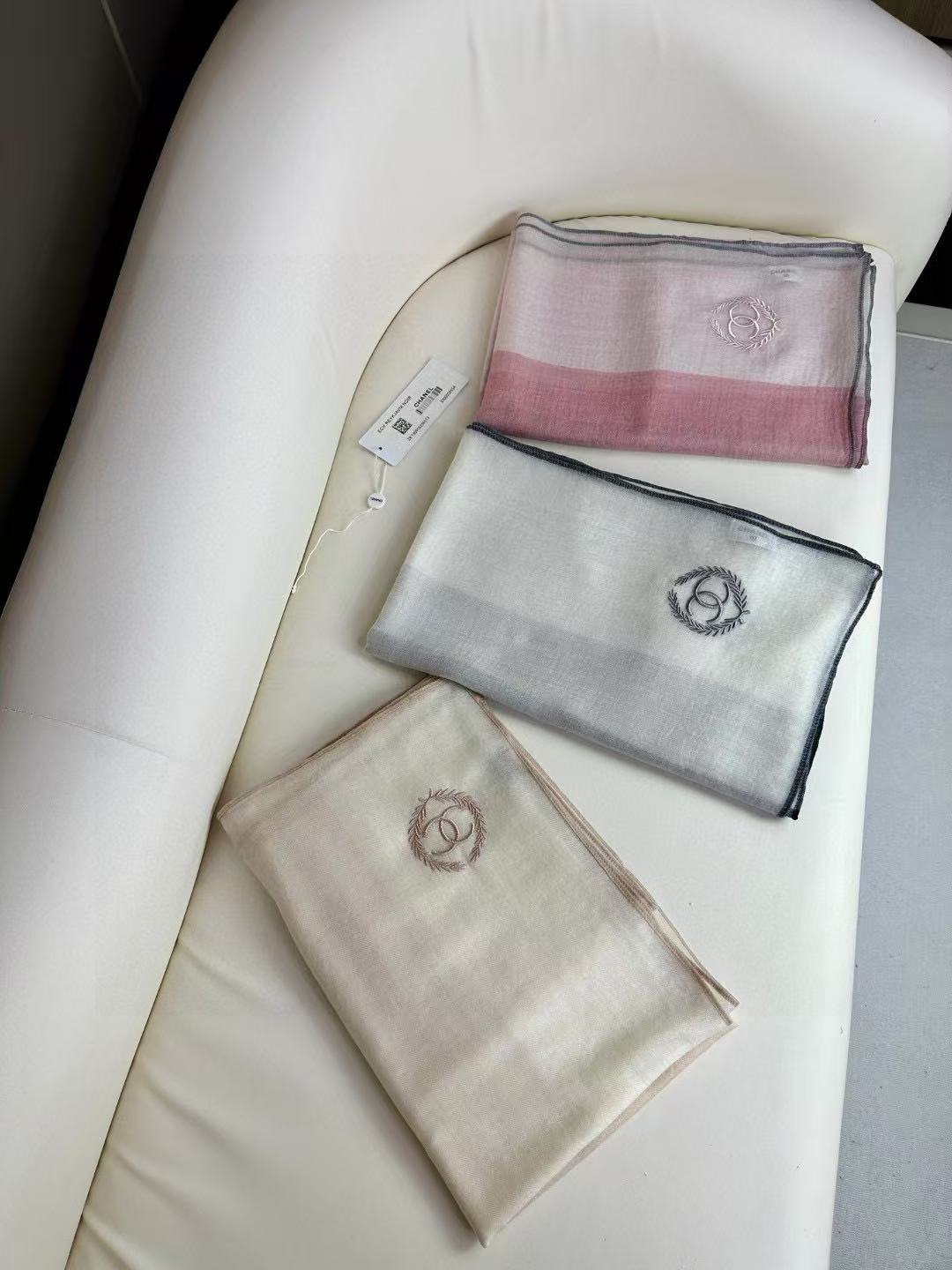 CHANEL2025新款到，重点推荐！！！高级舒适时髦气质。香奈儿这款触动内心的柔美围巾，无法模仿的颜色