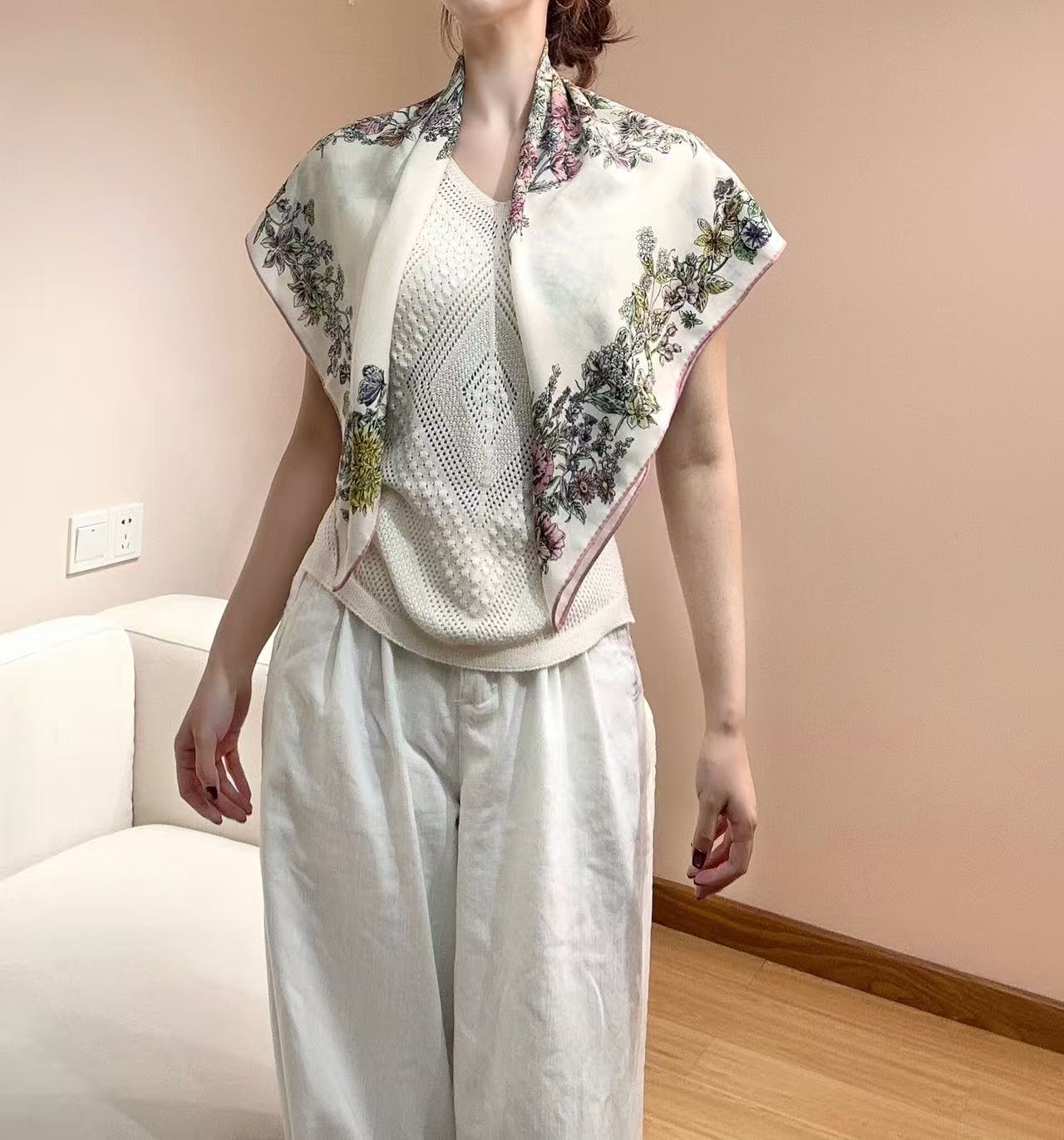 90双面丝绒这款方巾以 Dior Star 图案呈现 Dior 的幸运星，通过该系列的精美花卉主题重新诠