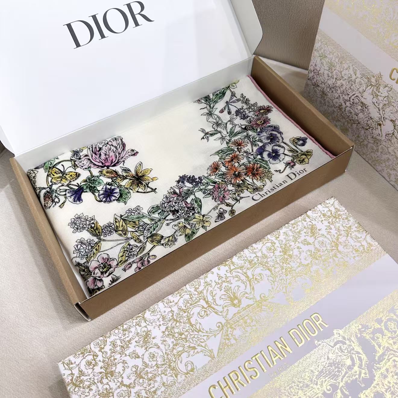 90双面丝绒这款方巾以 Dior Star 图案呈现 Dior 的幸运星，通过该系列的精美花卉主题重新诠