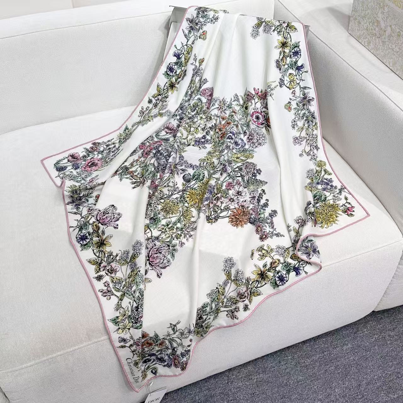 90双面丝绒这款方巾以 Dior Star 图案呈现 Dior 的幸运星，通过该系列的精美花卉主题重新诠