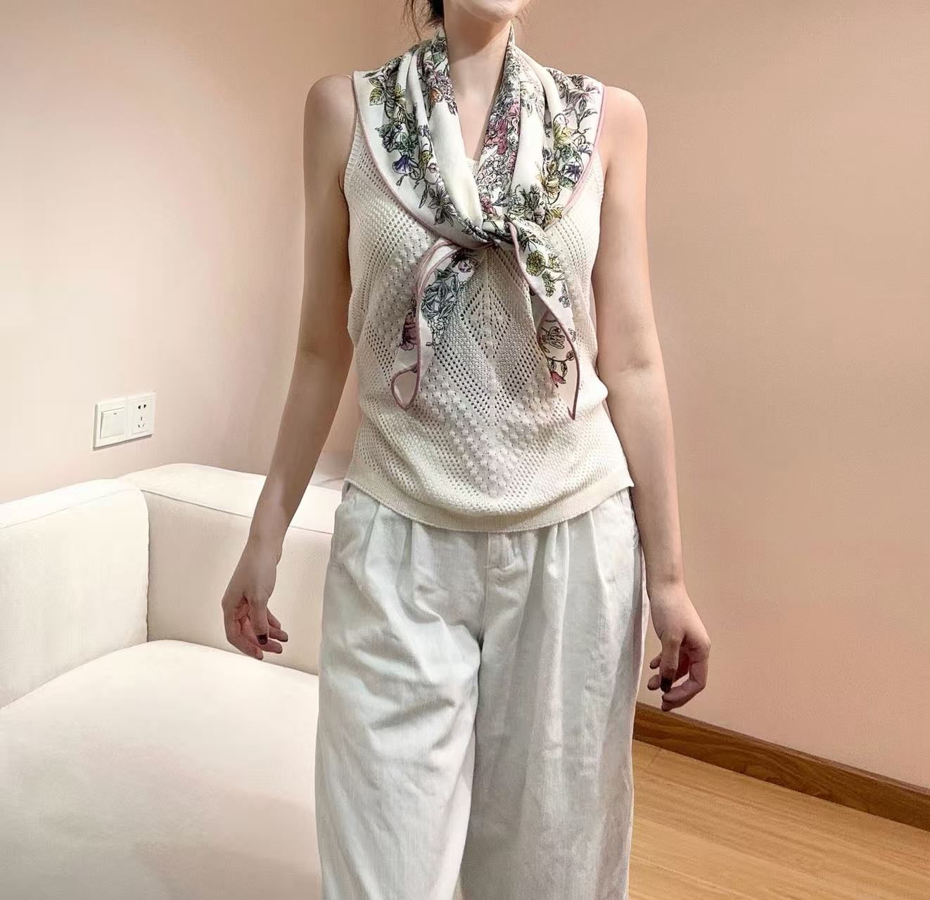 90双面丝绒这款方巾以 Dior Star 图案呈现 Dior 的幸运星，通过该系列的精美花卉主题重新诠