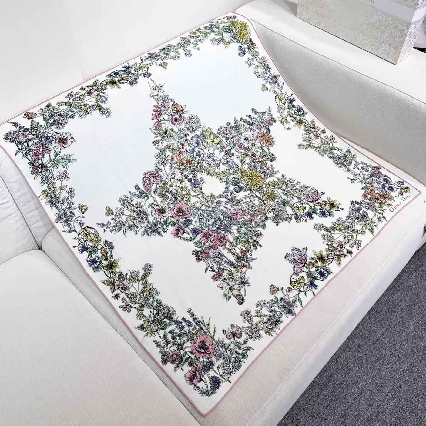 90双面丝绒这款方巾以 Dior Star 图案呈现 Dior 的幸运星，通过该系列的精美花卉主题重新诠