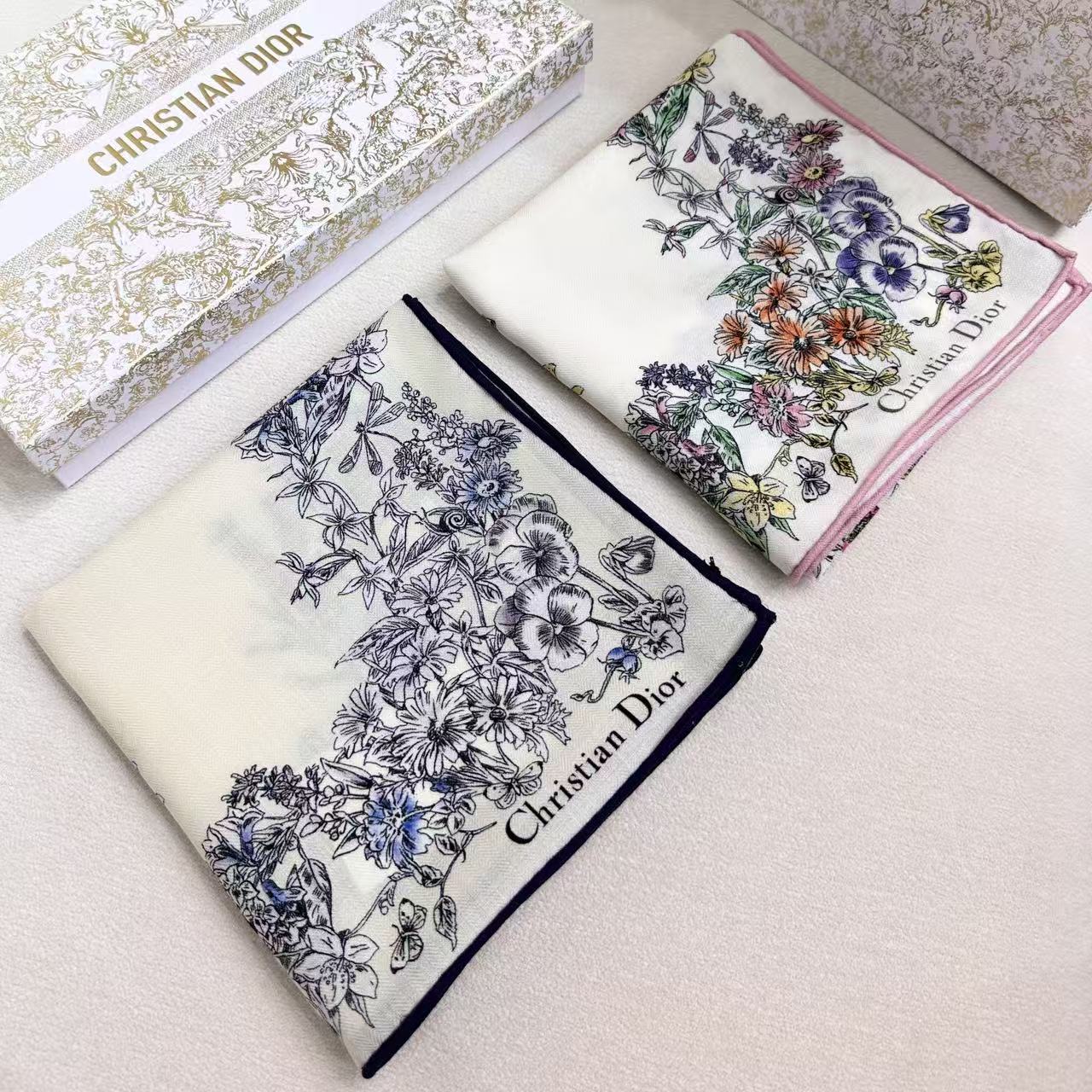 90双面丝绒这款方巾以 Dior Star 图案呈现 Dior 的幸运星，通过该系列的精美花卉主题重新诠