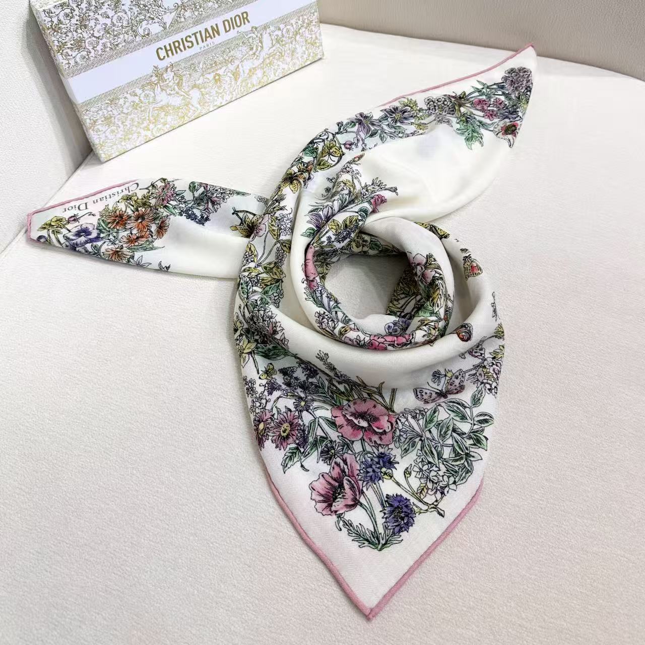 90双面丝绒这款方巾以 Dior Star 图案呈现 Dior 的幸运星，通过该系列的精美花卉主题重新诠