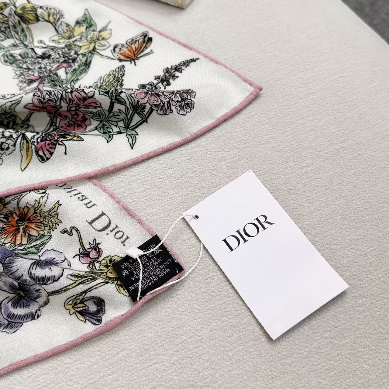 90双面丝绒这款方巾以 Dior Star 图案呈现 Dior 的幸运星，通过该系列的精美花卉主题重新诠