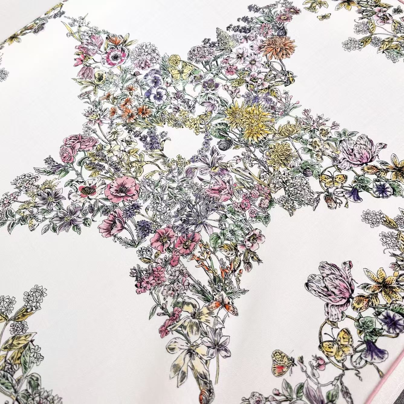 90双面丝绒这款方巾以 Dior Star 图案呈现 Dior 的幸运星，通过该系列的精美花卉主题重新诠