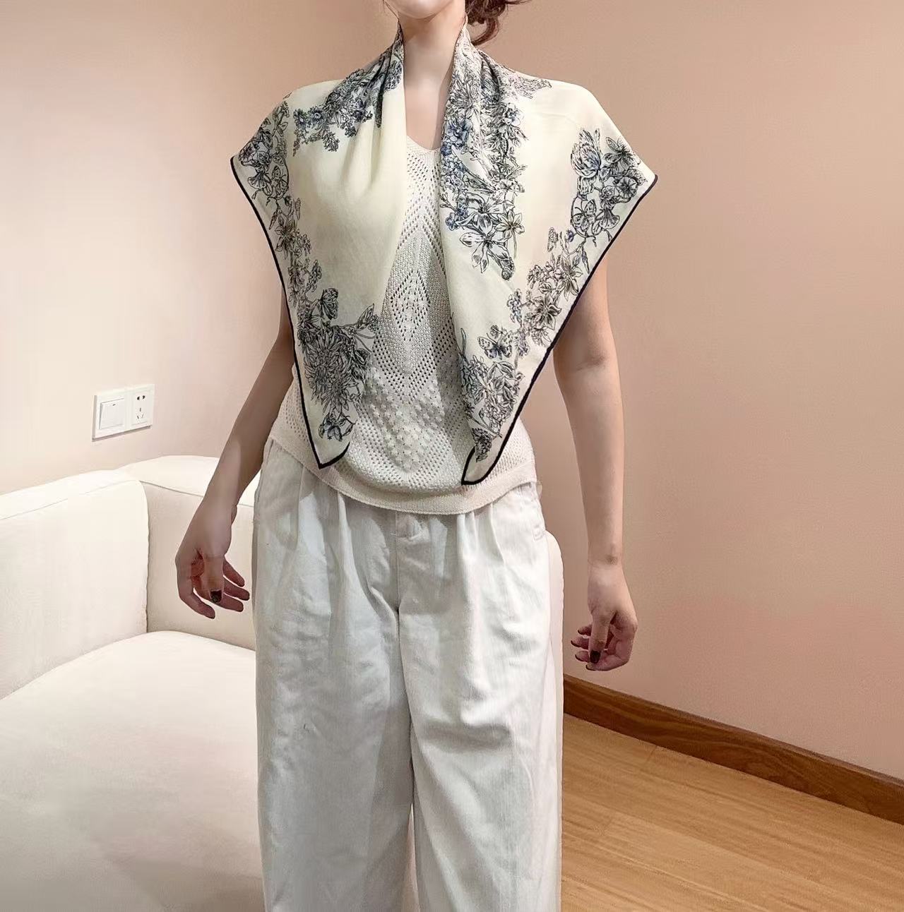 90双面丝绒这款方巾以 Dior Star 图案呈现 Dior 的幸运星，通过该系列的精美花卉主题重新诠