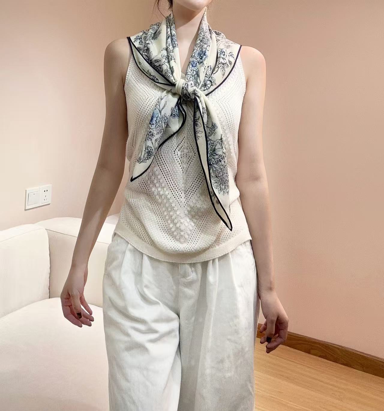 90双面丝绒这款方巾以 Dior Star 图案呈现 Dior 的幸运星，通过该系列的精美花卉主题重新诠