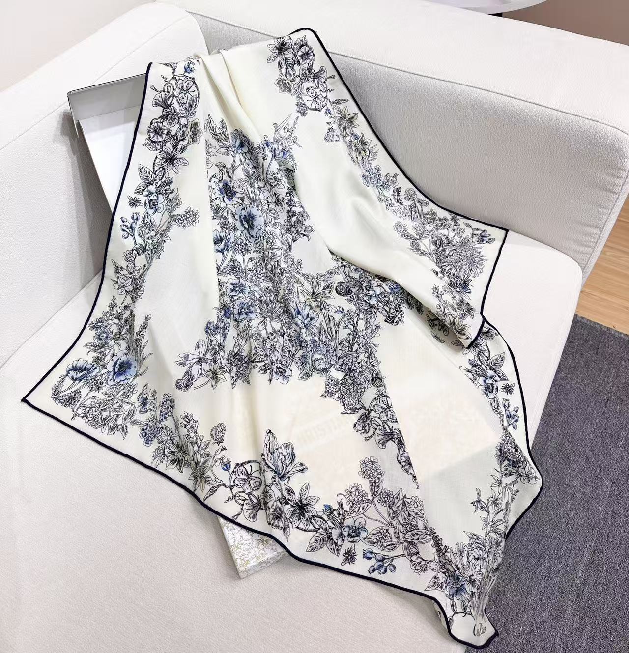 90双面丝绒这款方巾以 Dior Star 图案呈现 Dior 的幸运星，通过该系列的精美花卉主题重新诠