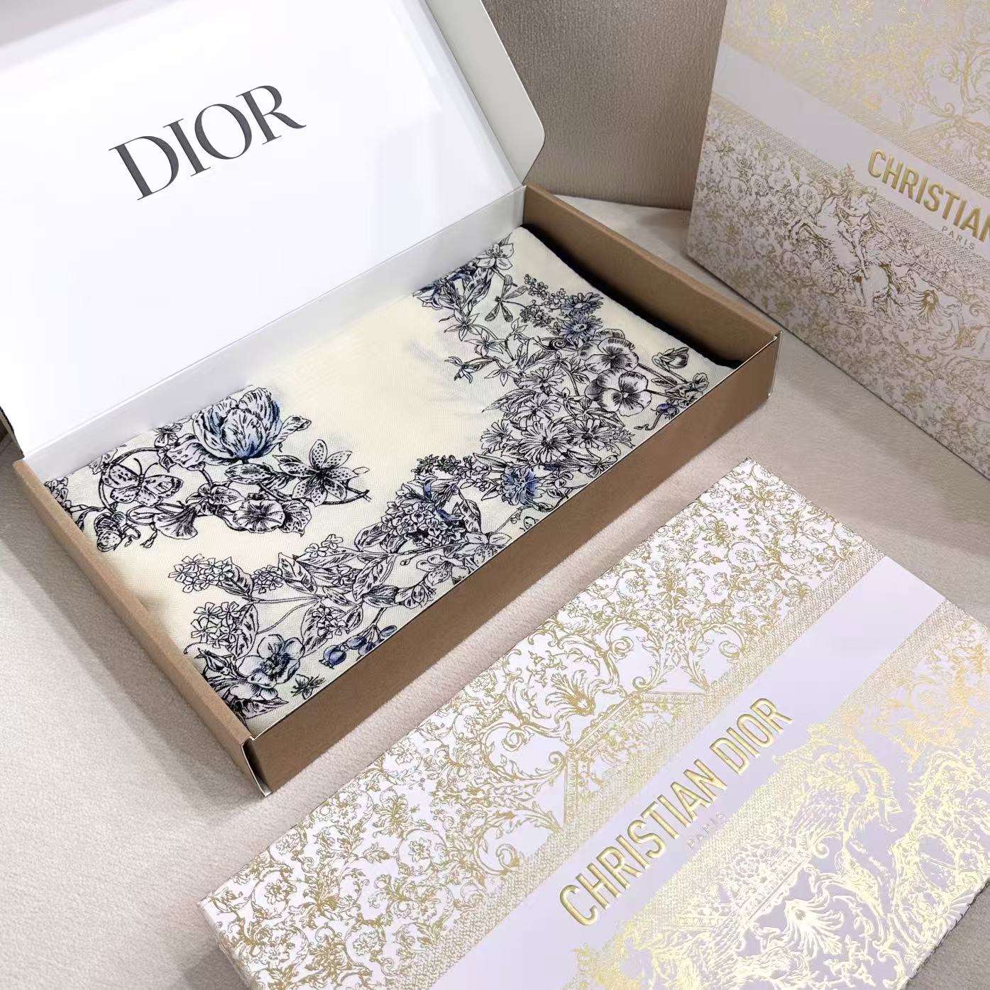 90双面丝绒这款方巾以 Dior Star 图案呈现 Dior 的幸运星，通过该系列的精美花卉主题重新诠