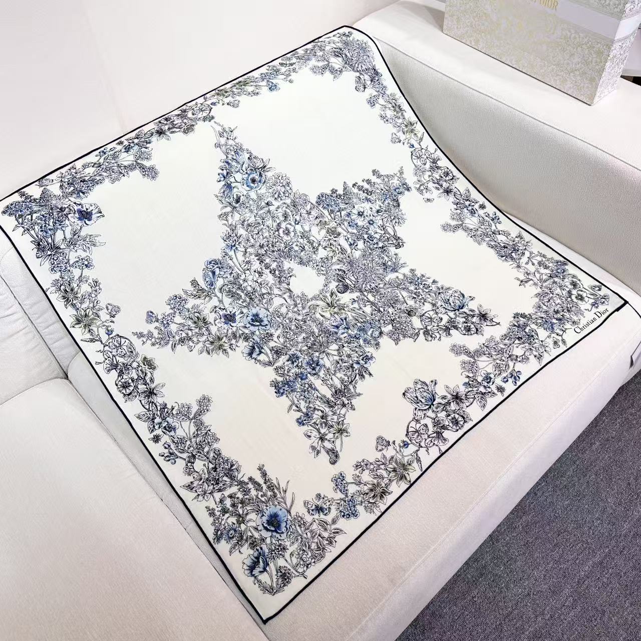 90双面丝绒这款方巾以 Dior Star 图案呈现 Dior 的幸运星，通过该系列的精美花卉主题重新诠