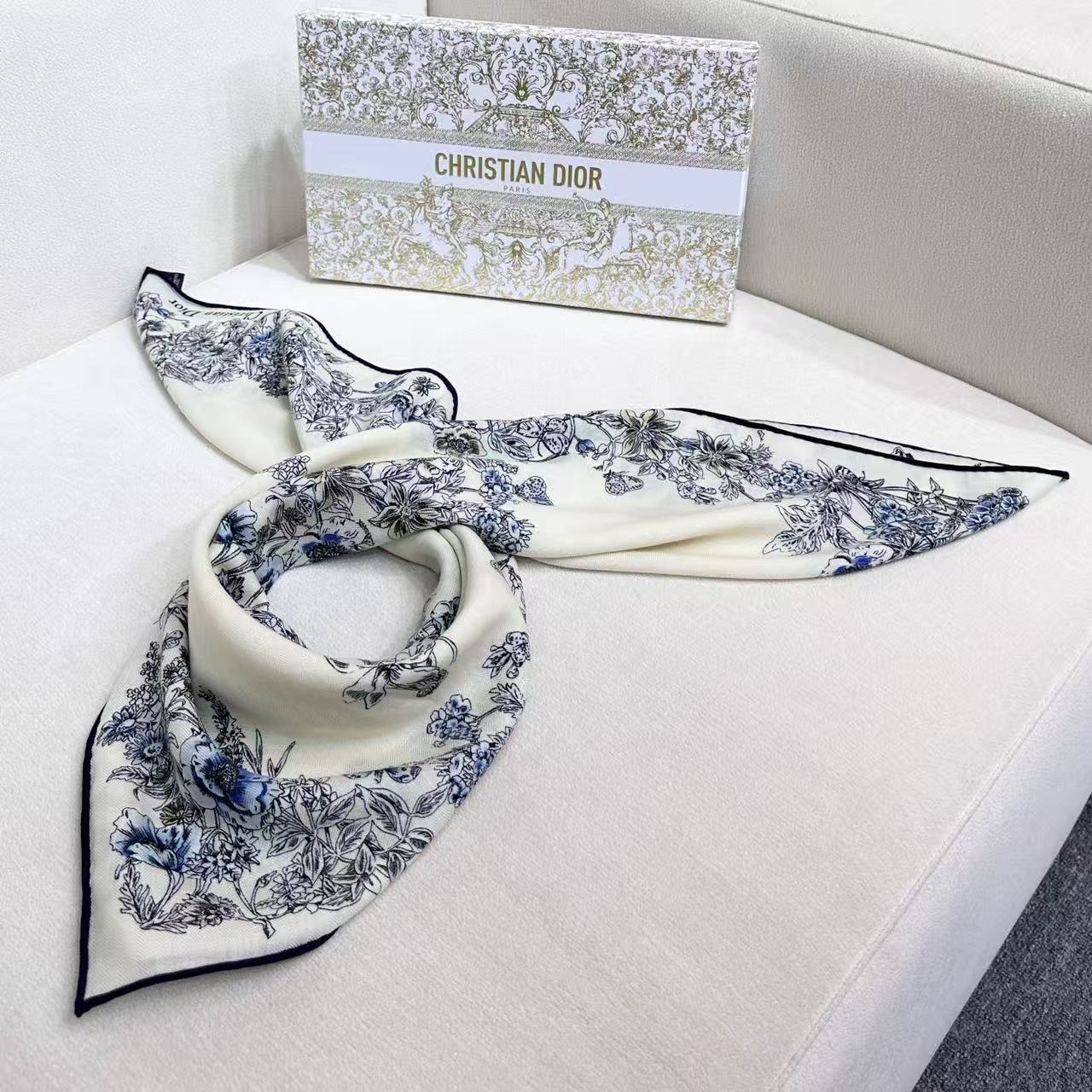 90双面丝绒这款方巾以 Dior Star 图案呈现 Dior 的幸运星，通过该系列的精美花卉主题重新诠