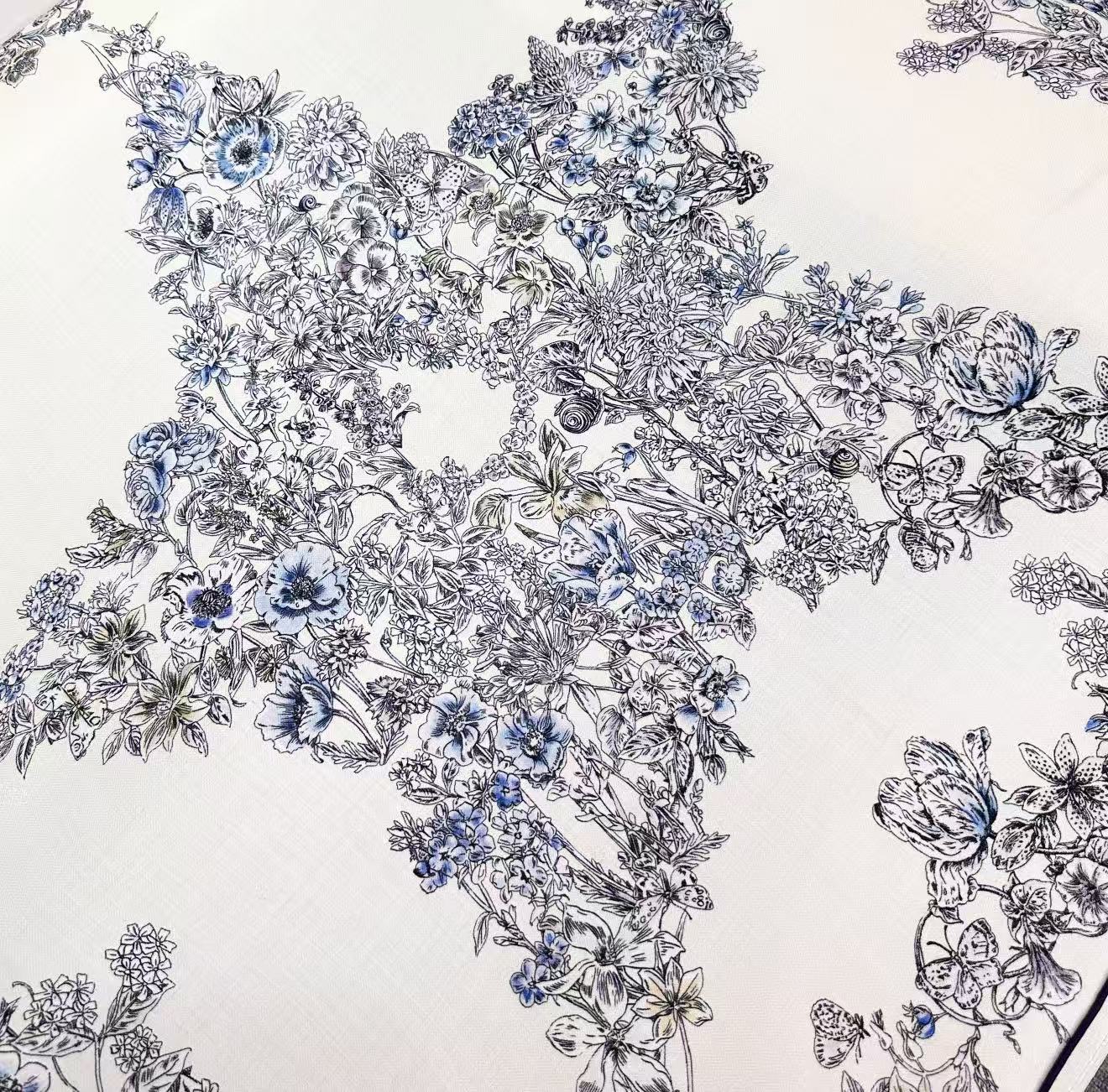 90双面丝绒这款方巾以 Dior Star 图案呈现 Dior 的幸运星，通过该系列的精美花卉主题重新诠