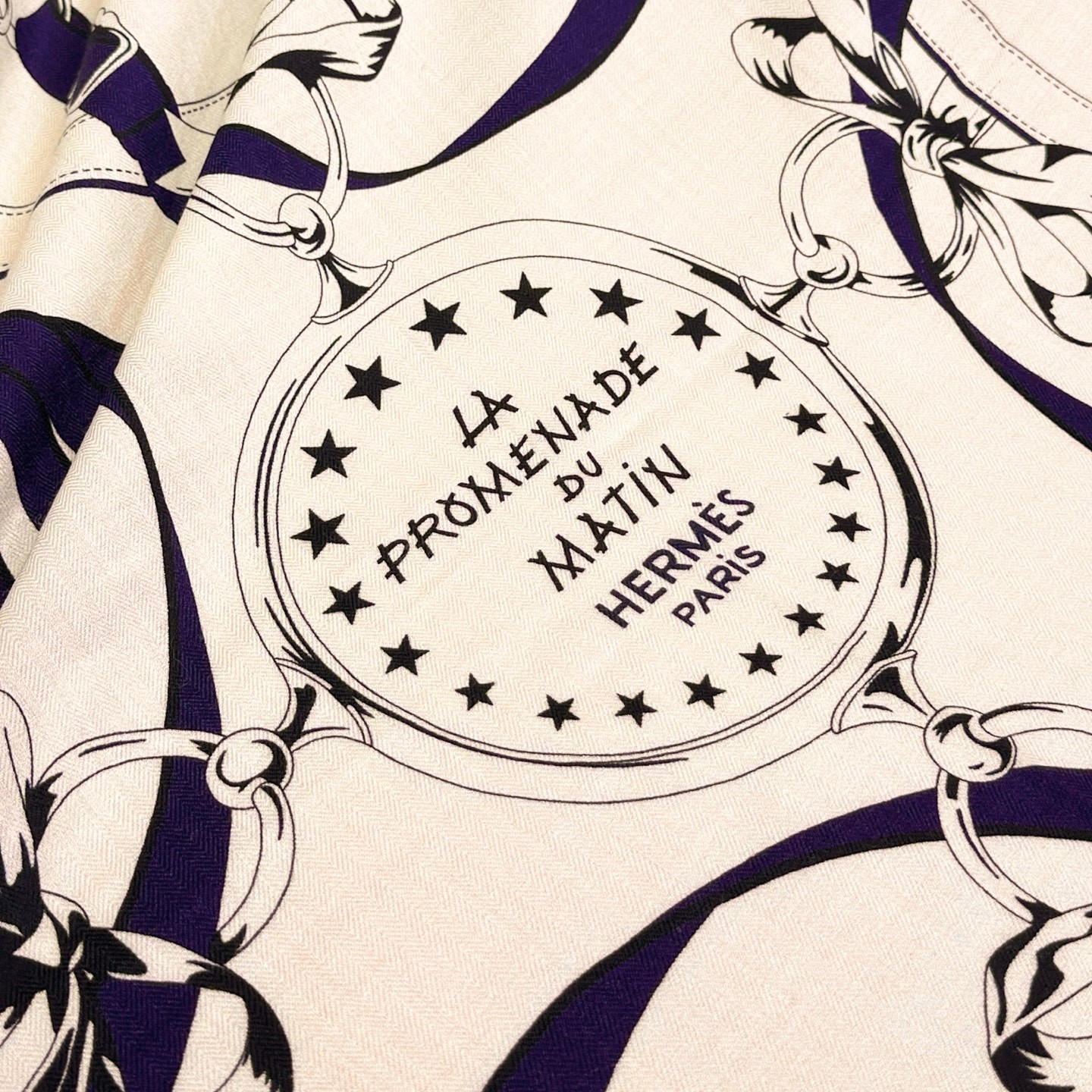 💟上新💞丝绒大披肩双面同色《清晨漫步》140*140尺寸，70%羊绒➕30%真丝这条爱马仕羊绒丝巾是春夏