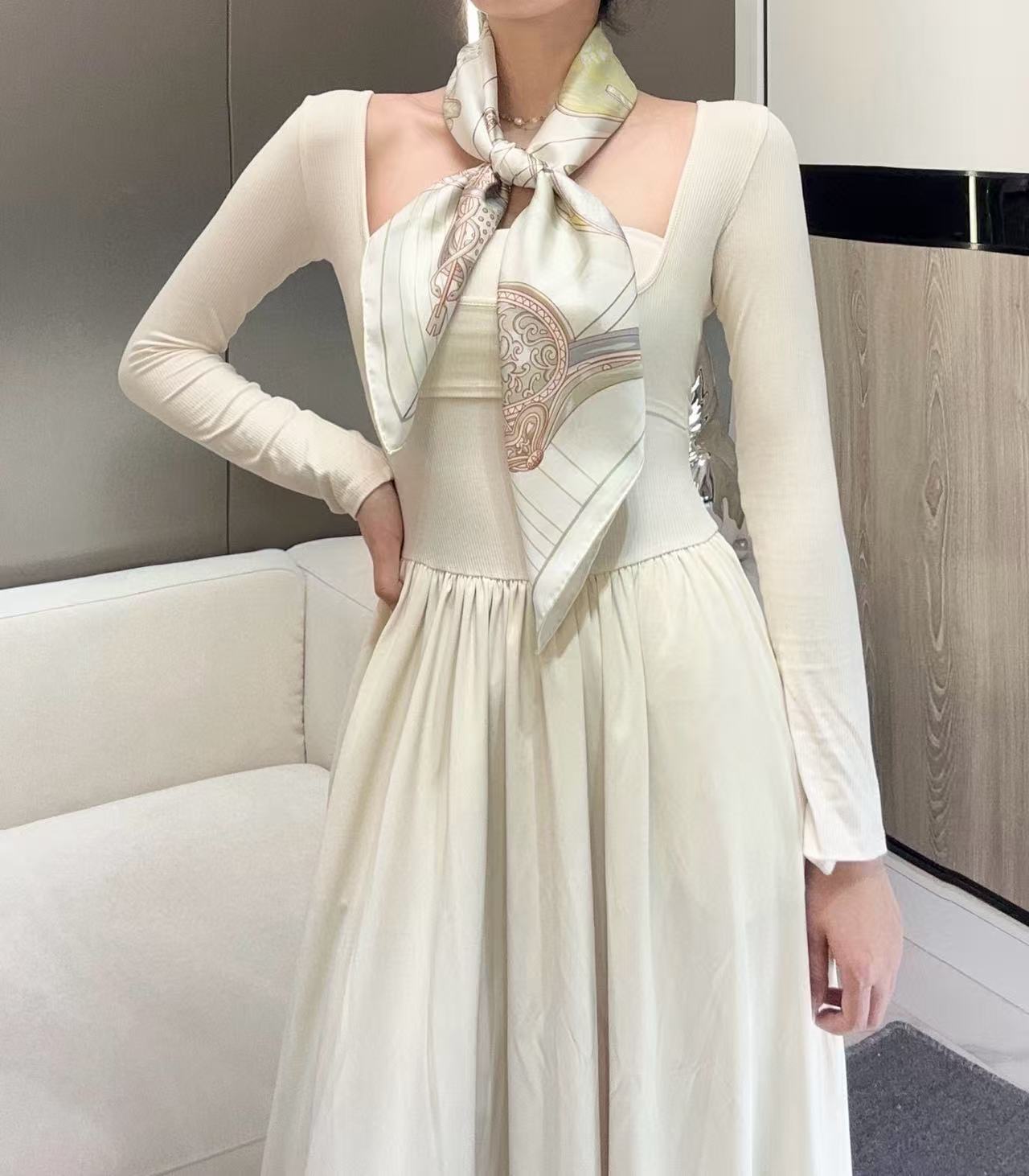 。鞍上世界”90方巾-18mm双面同色手工卷边斜纹真丝方巾（100%桑蚕丝）。这款爱马仕的经典单品展现强