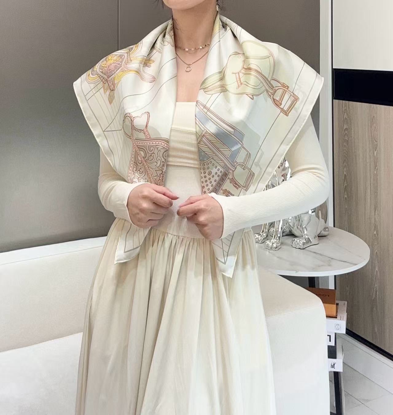 。鞍上世界”90方巾-18mm双面同色手工卷边斜纹真丝方巾（100%桑蚕丝）。这款爱马仕的经典单品展现强