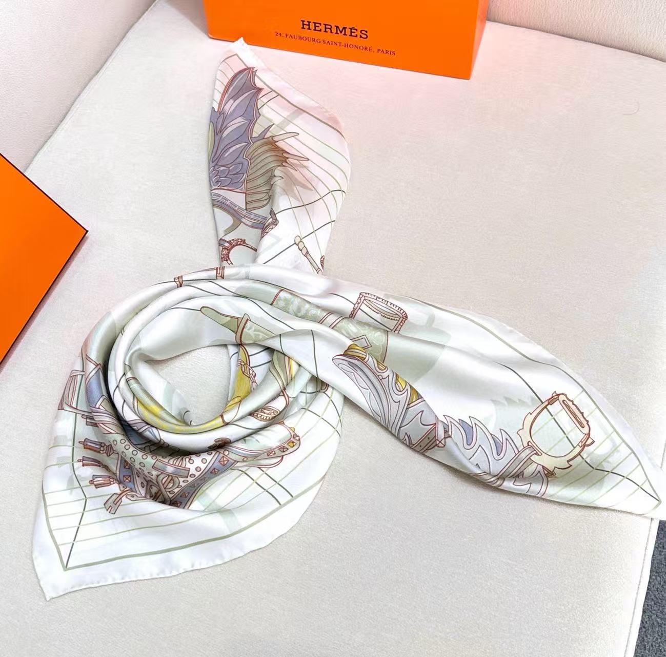 。鞍上世界”90方巾-18mm双面同色手工卷边斜纹真丝方巾（100%桑蚕丝）。这款爱马仕的经典单品展现强