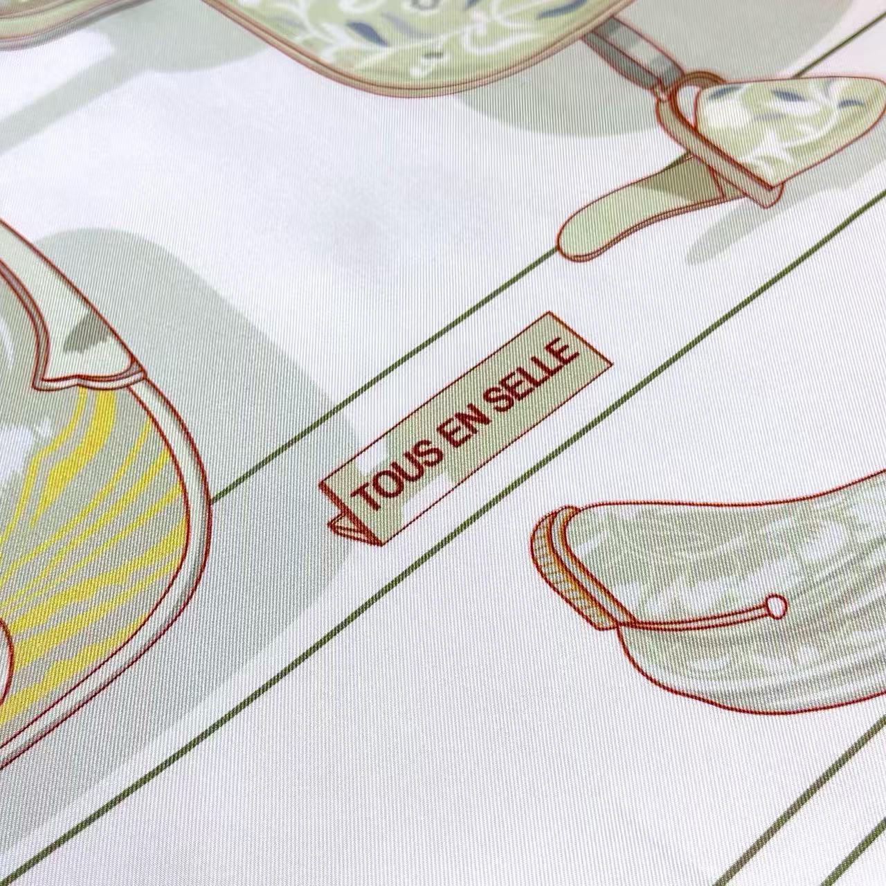 。鞍上世界”90方巾-18mm双面同色手工卷边斜纹真丝方巾（100%桑蚕丝）。这款爱马仕的经典单品展现强