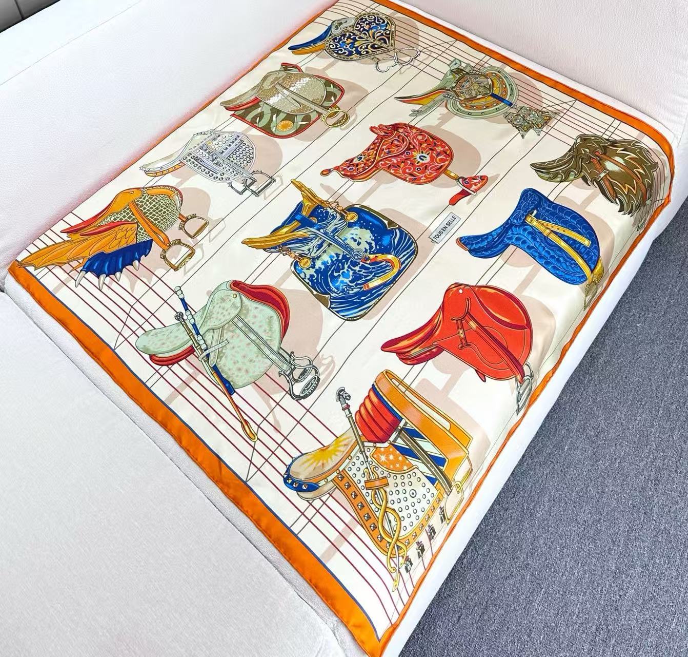 。鞍上世界”90方巾-18mm双面同色手工卷边斜纹真丝方巾（100%桑蚕丝）。这款爱马仕的经典单品展现强