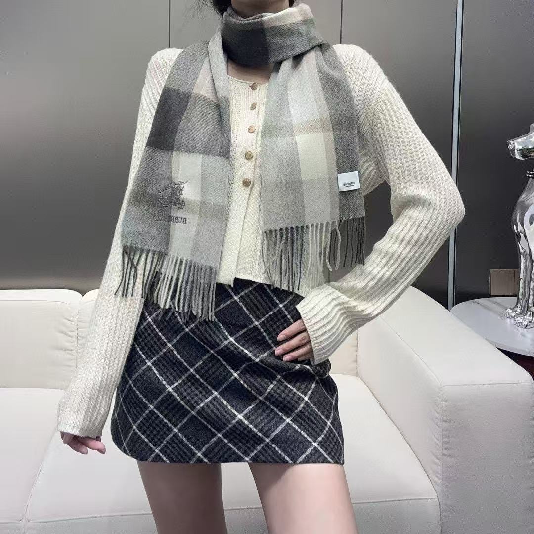 新款到！巴宝利难得的高端男女同款款，非常正的围巾~面料大爱，非常柔软细腻舒服‼大气简约，超级好看的配色，