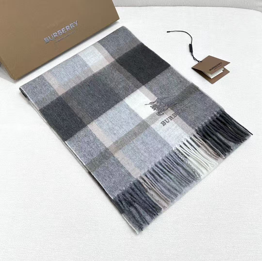 新款到！巴宝利难得的高端男女同款款，非常正的围巾~面料大爱，非常柔软细腻舒服‼大气简约，超级好看的配色，