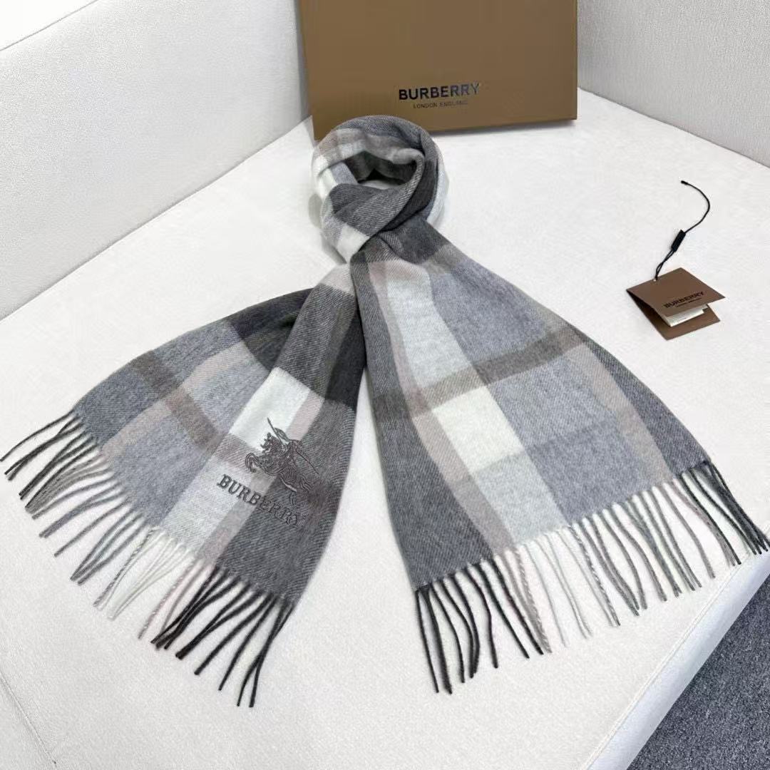 新款到！巴宝利难得的高端男女同款款，非常正的围巾~面料大爱，非常柔软细腻舒服‼大气简约，超级好看的配色，