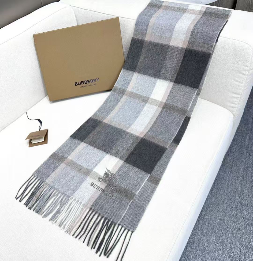 新款到！巴宝利难得的高端男女同款款，非常正的围巾~面料大爱，非常柔软细腻舒服‼大气简约，超级好看的配色，