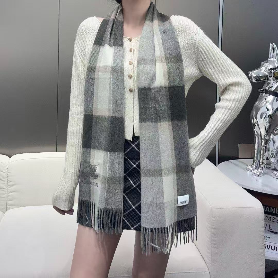 新款到！2024年巴宝利难得的高端男女同款款，非常正的围巾~面料大爱，非常柔软细腻舒服‼大气简约，超级好