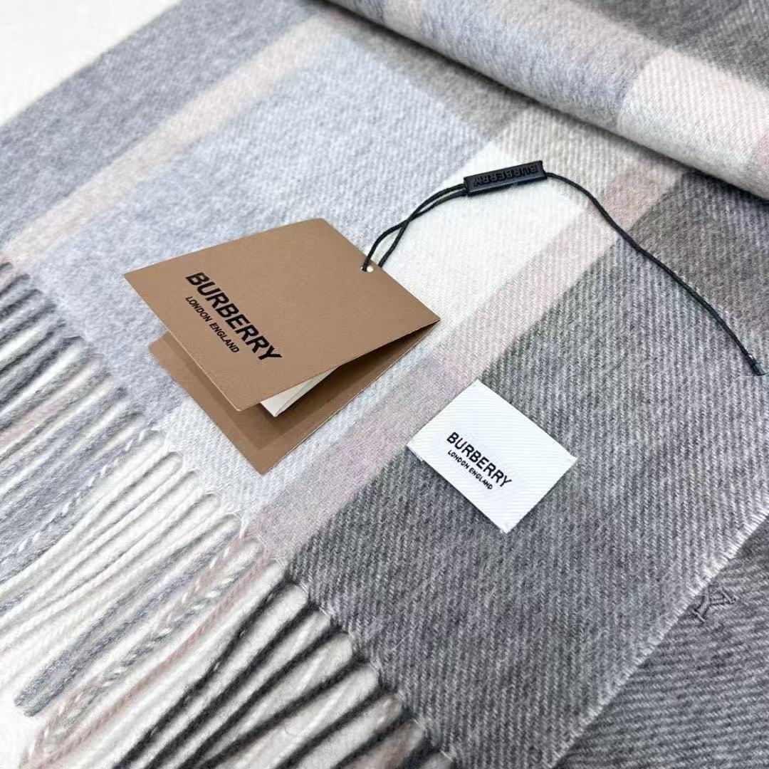 新款到！巴宝利难得的高端男女同款款，非常正的围巾~面料大爱，非常柔软细腻舒服‼大气简约，超级好看的配色，