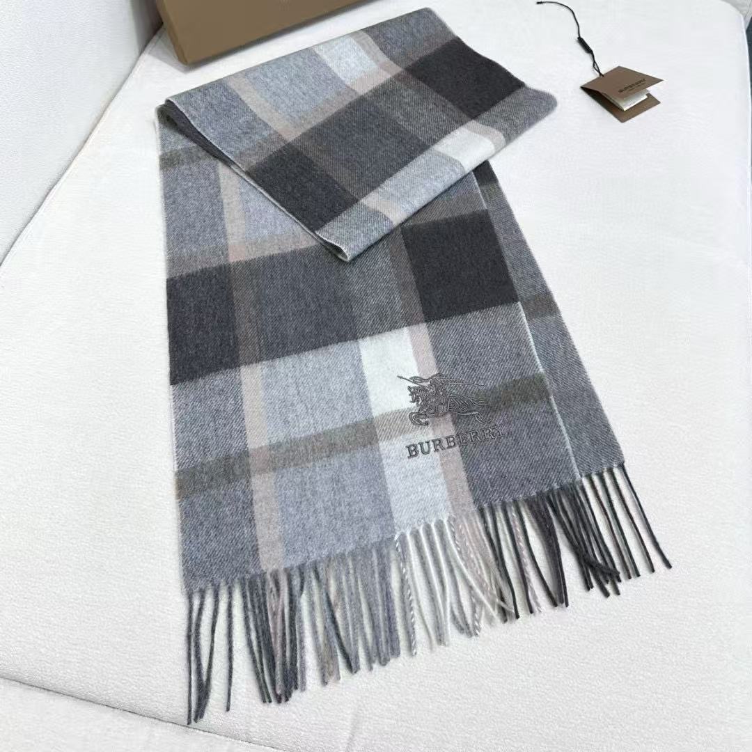 新款到！巴宝利难得的高端男女同款款，非常正的围巾~面料大爱，非常柔软细腻舒服‼大气简约，超级好看的配色，