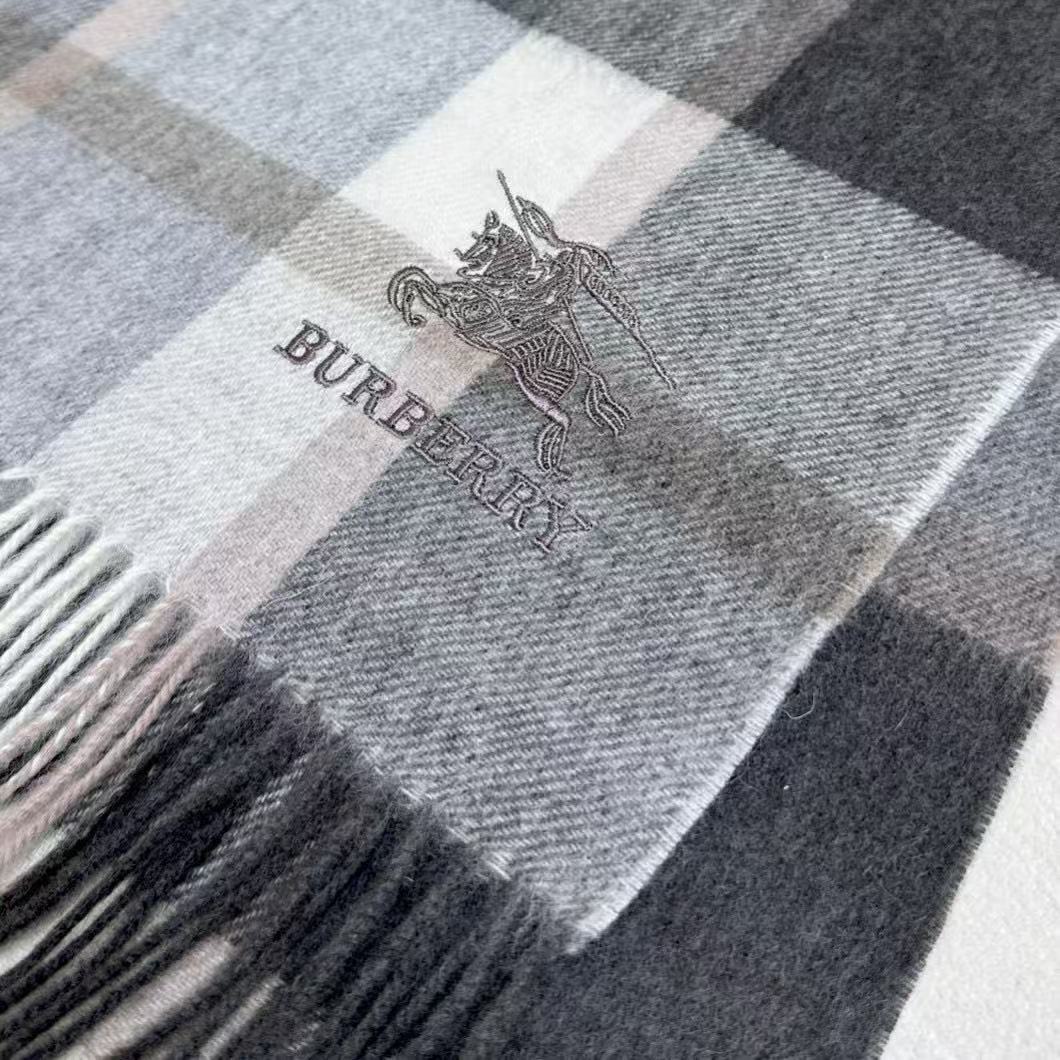 新款到！巴宝利难得的高端男女同款款，非常正的围巾~面料大爱，非常柔软细腻舒服‼大气简约，超级好看的配色，