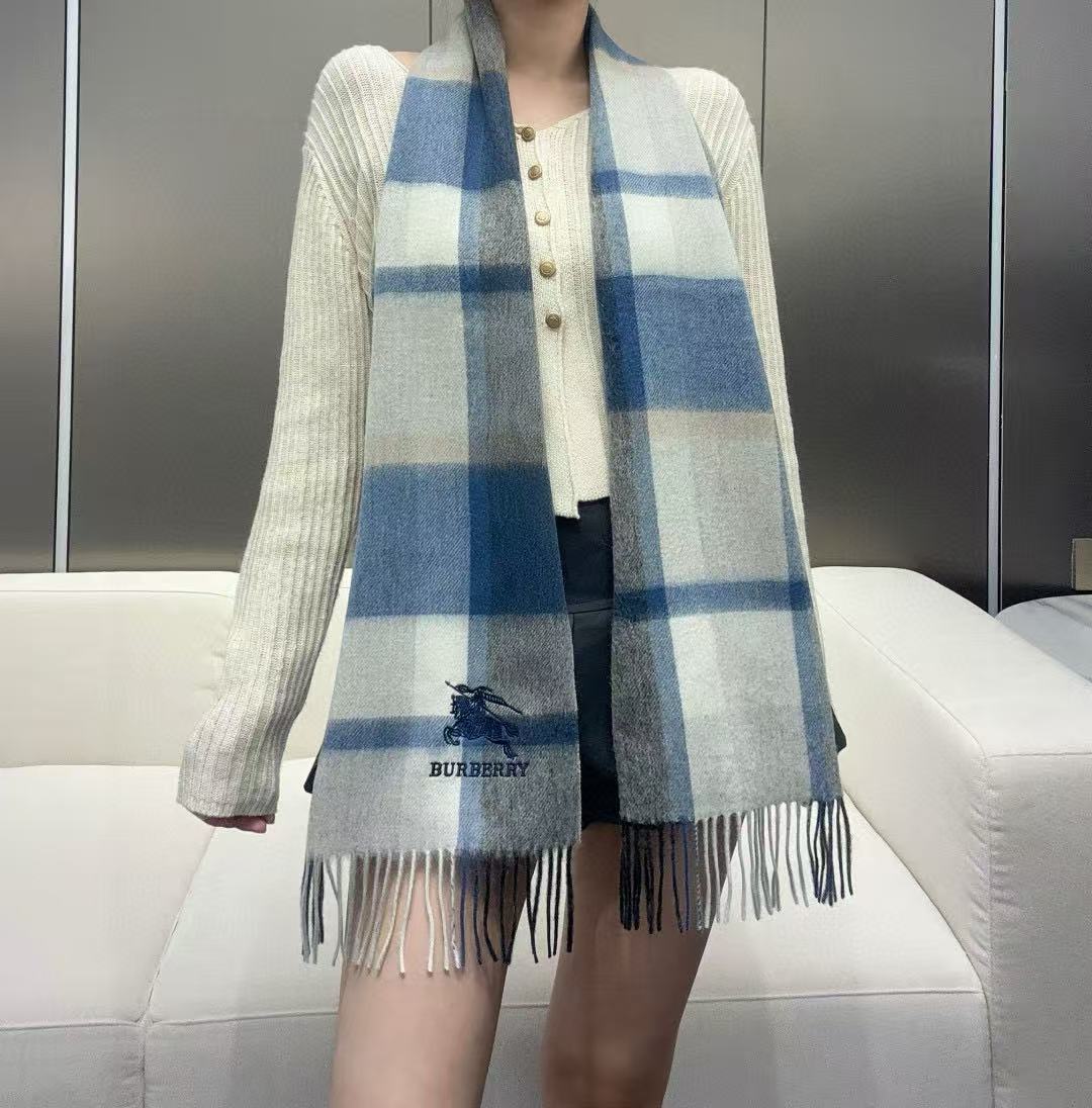 新款到！2024年巴宝利难得的高端男女同款款，非常正的围巾~面料大爱，非常柔软细腻舒服‼大气简约，超级好