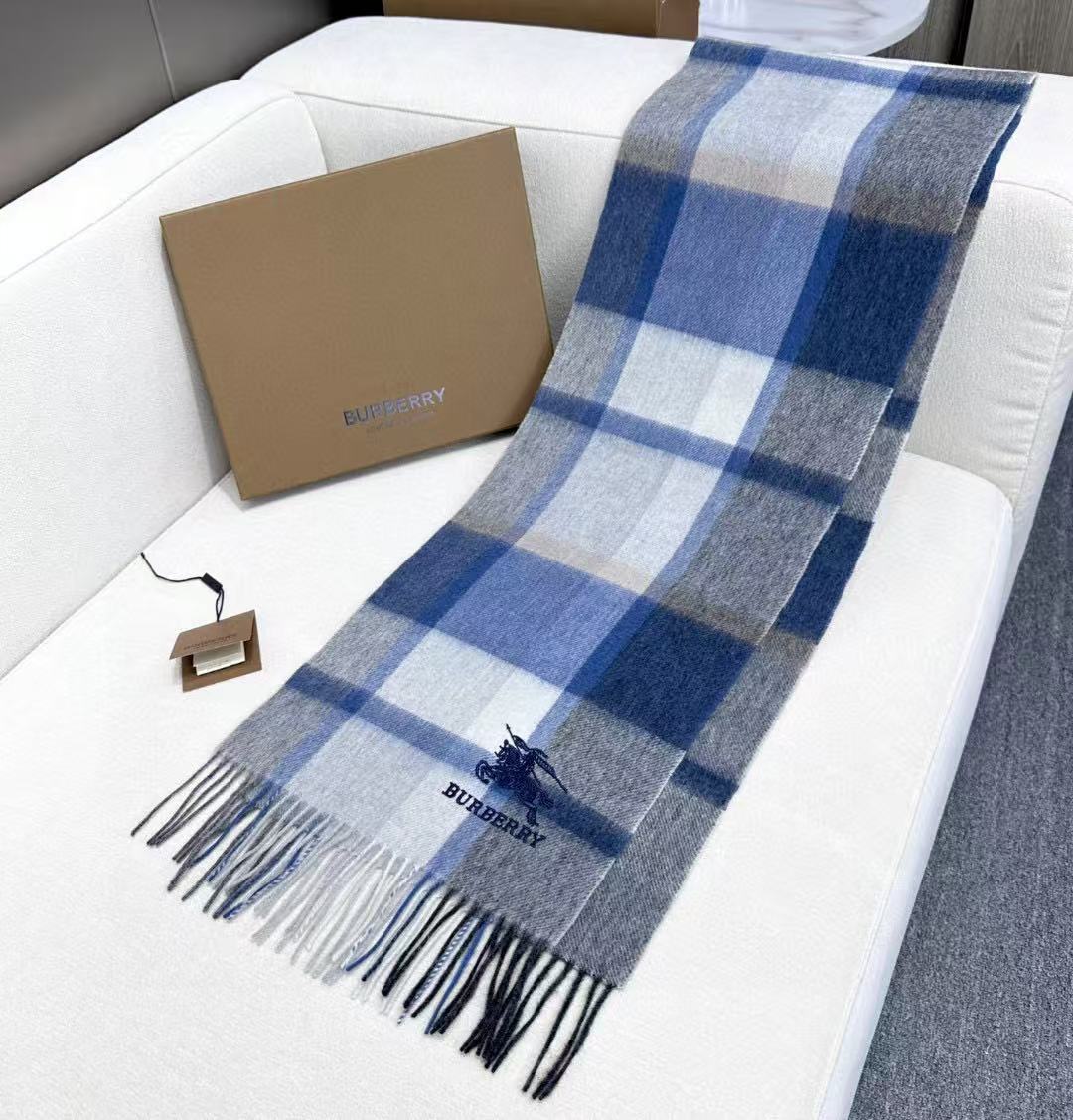 新款到！巴宝利难得的高端男女同款款，非常正的围巾~面料大爱，非常柔软细腻舒服‼大气简约，超级好看的配色，