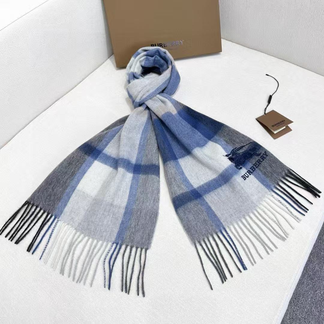 新款到！巴宝利难得的高端男女同款款，非常正的围巾~面料大爱，非常柔软细腻舒服‼大气简约，超级好看的配色，