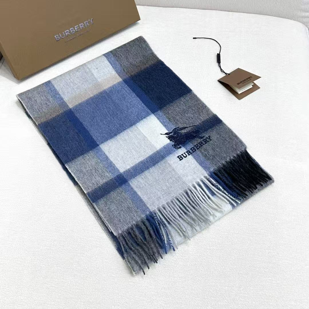 新款到！巴宝利难得的高端男女同款款，非常正的围巾~面料大爱，非常柔软细腻舒服‼大气简约，超级好看的配色，