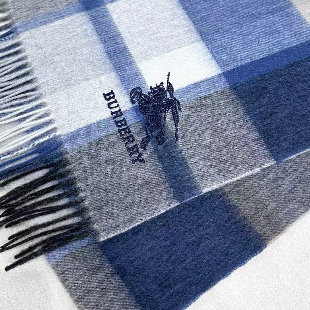 新款到！巴宝利难得的高端男女同款款，非常正的围巾~面料大爱，非常柔软细腻舒服‼大气简约，超级好看的配色，