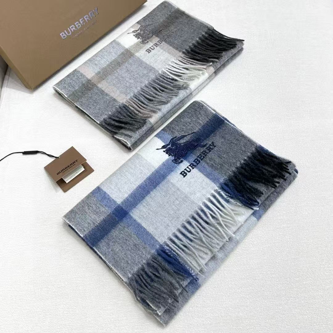 新款到！巴宝利难得的高端男女同款款，非常正的围巾~面料大爱，非常柔软细腻舒服‼大气简约，超级好看的配色，