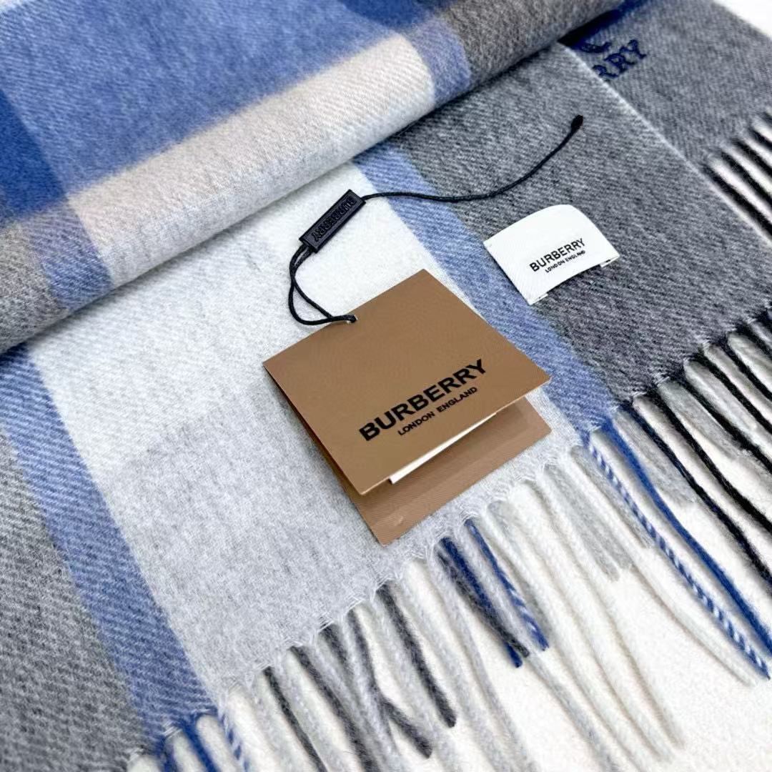 新款到！巴宝利难得的高端男女同款款，非常正的围巾~面料大爱，非常柔软细腻舒服‼大气简约，超级好看的配色，