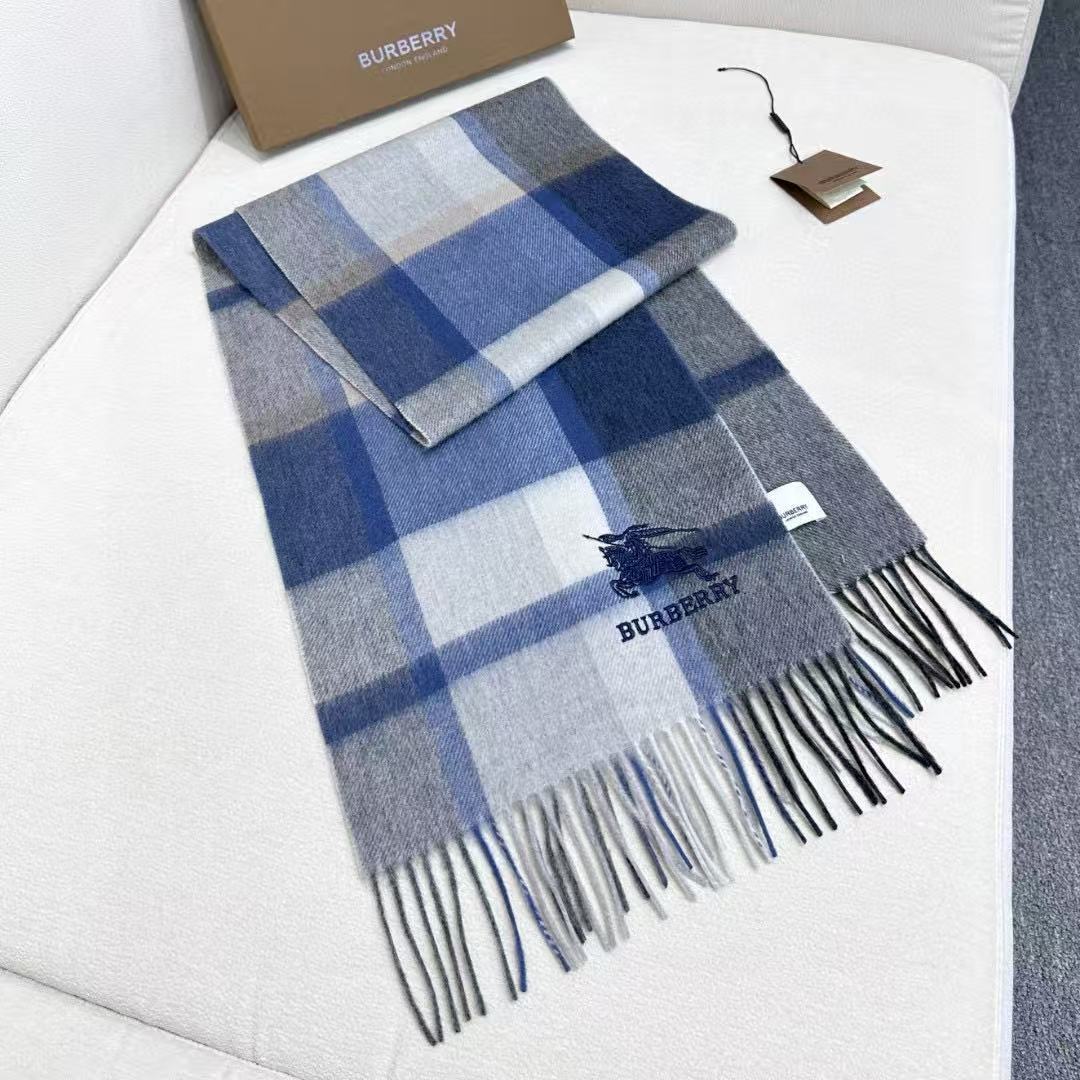 新款到！巴宝利难得的高端男女同款款，非常正的围巾~面料大爱，非常柔软细腻舒服‼大气简约，超级好看的配色，