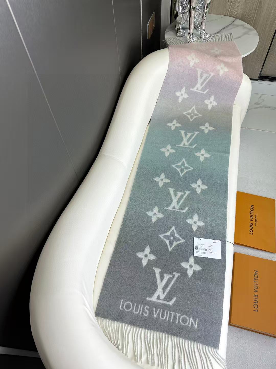 渐变色！Lv可以用一辈子的围巾 永不过时的经典” 驴牌 #𝑹𝒆𝒚𝒌𝒋𝒂𝒗𝒊𝒌 双面羊绒围巾 羊绒材质 一