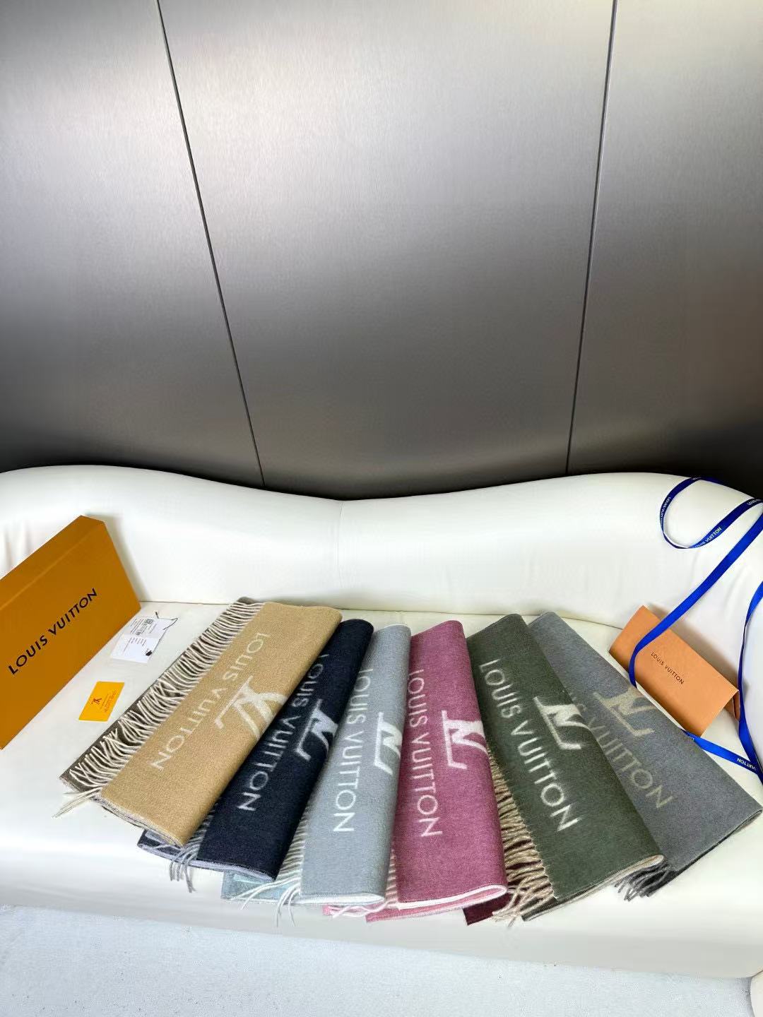 渐变色！Lv可以用一辈子的围巾 永不过时的经典” 驴牌 #𝑹𝒆𝒚𝒌𝒋𝒂𝒗𝒊𝒌 双面羊绒围巾 羊绒材质 一