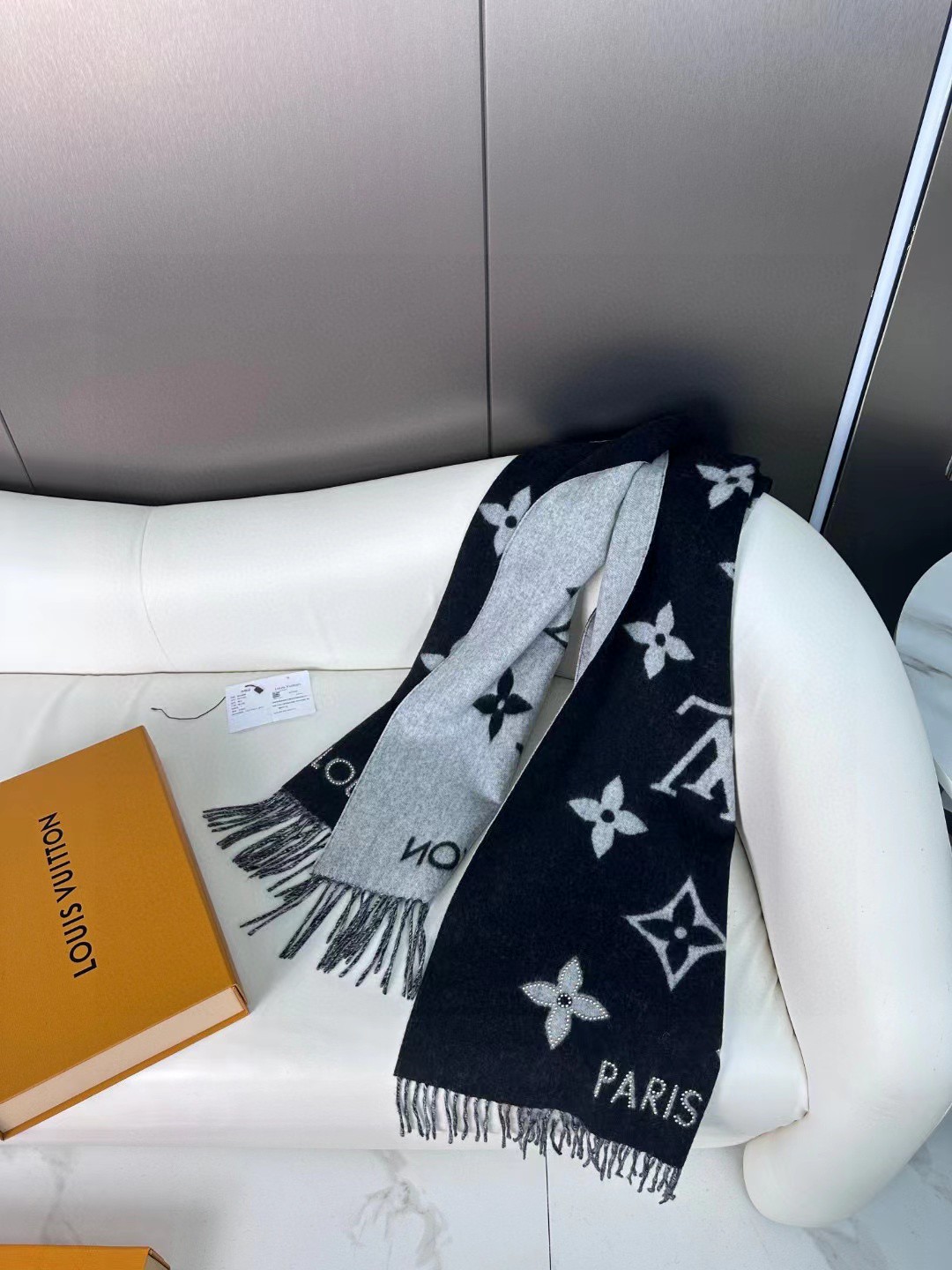 上新 🌹Lv高品质到货！【雷克雅维克铆钉版】此款 Studdy Reykjavik 围巾融入了摇滚元素，