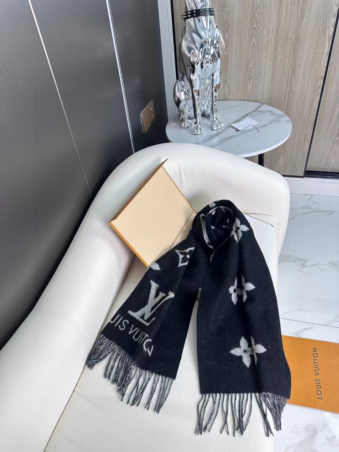 上新 🌹Lv高品质到货！【雷克雅维克铆钉版】此款 Studdy Reykjavik 围巾融入了摇滚元素，