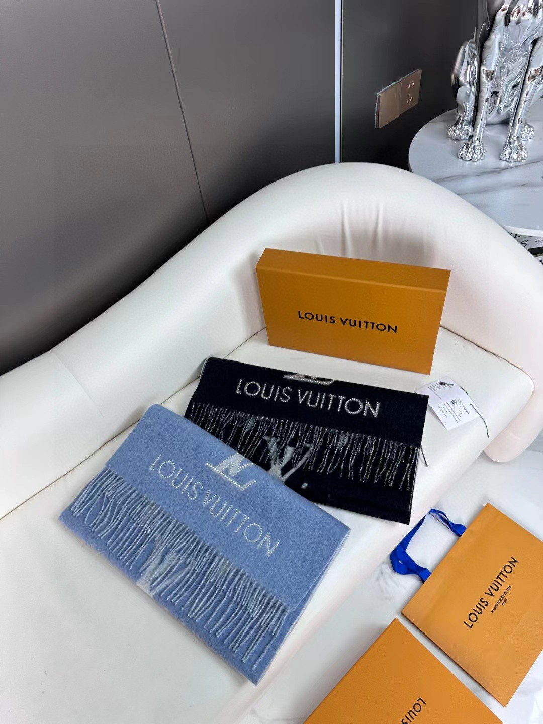 上新 🌹Lv高品质到货！【雷克雅维克铆钉版】此款 Studdy Reykjavik 围巾融入了摇滚元素，