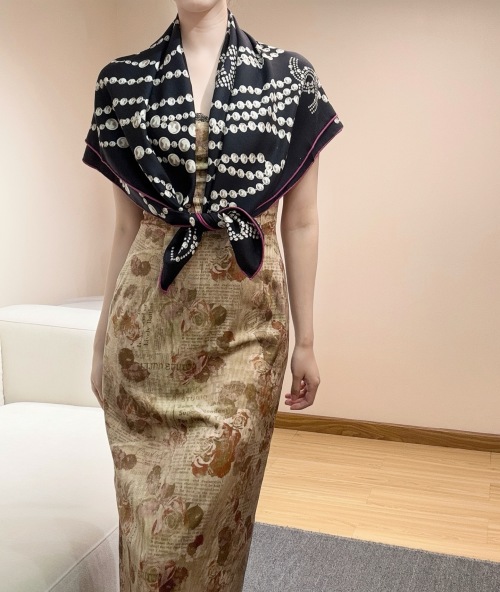 Elegant Women's Cashmere Silk Scarf with Necklace Print - 110cm x 110cm 17 Elegant Women's Cashmere Silk Scarf with Necklace Print - 110cm x 110cm
